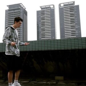Harry Lu Instagram - 最近下午都會瘋狂下雨, 雖然降二級了但還是不想出門(畢竟我也還沒打疫苗😛）, 只能趁大中午的時候上屋頂稍微運動一下. 
太陽很不友善所以防護措施要做足, 懶得擦防曬的我只好在大熱天穿外套運動 😂😂😂
他們家的薄外套真的是穿起來很涼, 又剛好是我喜歡的花色, 重點是 UPF50  防曬外套. 真心推推!! 
(UPF50  差不多是頂級素質了 懶人如我絕對用爆）
跳繩的聲音真的療癒 很怕跳到睡著🥰
Everything's just fine, nothing special here. Miss the time that we all workout together. 
My jumping rope skill is getting worse lol.
Hy vọng Vietnam mau hết dịch, Harry ở Đài rất lo và rất nhớ mọi người 😔

Thanks to @touch_aero for these amazing sports wear ❤️

#防曬外套UPF50  
#TOUCHAERO
www.touchaero.waca.tw