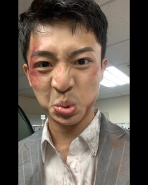 Harry Lu Instagram - 也就這樣過了一年半, 當初在彰化拍的電影在今天也要上映了. 

只能說這是一段非常奇妙的旅程, 當然過了這一年半也成長了不少, 真的很感謝一路陪伴我的你們❤️ 這部電影的題材我還是很喜歡的, 不過含括的內容真的太多了如果拍成劇不知道會不會更完整呢. 算了這行業本來就是充滿了未知數, 就像每一場戲拍完都會有那種「我應該可以做的更好的吧」的遺憾感. 

有去看電影的人如果有什麼困惑的地方可以多多留言跟我討論喔! 對了我手機裡面真的超多拍攝時期的照片, 到時候慢慢放出來給大家看😋

今天首映, 各位青春換日線的相關工作人員大家辛苦了! 不管幕前幕後的你們真的都辛苦了. 愛你們

大感謝 @jeronlin 📷 

Hôm nay phim đầu tay của Harry bên Đài Loan chính thức lên rạp, thật sự hơi sợ cũng rất hồi hộp. Sợ khán giả không thích mình và hồi hộp sắp được về Vietnam 😛
Mọi người giữ sức khỏe, 

Rất nhớ,