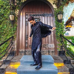 Harsh Rajput Instagram - Bana lo phir😉😉.......
.
.
.
.
.
.
.
#harshrajput #indowestern #indianattire #ethnicwear #black #shimmer