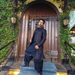 Harsh Rajput Instagram - Bana lo phir😉😉.......
.
.
.
.
.
.
.
#harshrajput #indowestern #indianattire #ethnicwear #black #shimmer