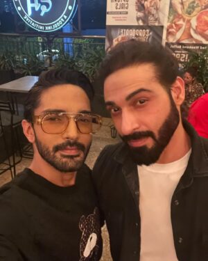 Harsh Rajput Instagram - Happy birthday dearest @himanshiparashar 
May this year brings lots of love and prosperity to you.
Godbless you🤗
.
.
.
.
.
#harshrajput #himanshiparashar #vijayendrakumeria #tmd #rumi #actor #birthday #celebration #cake #gratitude