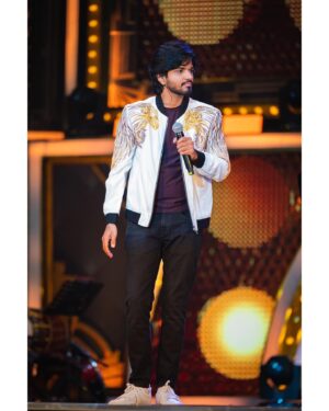 Harshavardhan Vidyasagar Instagram - “The Name is Vidyasagar” 
MY FIRST CONCERT ❤️
Can’t ask for any better one😇
Thankyou @vidyasagarmusicofficial Sir❤️ @noiseandgrains @karya2000 & @itisveer for such an Amazing opportunity ☺️ 

📸- @mah1sh Thank you for Capturing these Beautiful Moments❤️❤️❤️

Styling - @paviiiee_08 
Outfit - @walking_street__official