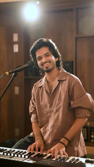 Harshavardhan Vidyasagar Instagram - “Orey Oru Oorilae” ❤️🎵🎵

Sharing my rendition of one of my all-time favorite compositions by @vidyasagarmusicofficial ❤️🙏🏻.
This song holds a special place in my heart, evoking deep emotions every time I listen to it. Especially towards the end of the song, these lines in particular triggers something that cant be explained🥹. Musically and also lyrically @vairamuthuoffl 😭❤️.So I wanted to share this musical joy with you all along with my favourite Flautist @nikhilramtp ❤️. So Hope you guys enjoy it as much as I did! 🎶 #abhiyumnaanum 

🎥 - @dhane1920 

Original Song Credits

Movie - Abhiyum Naanum
Song - Ore oru Oorilae
Composer - @vidyasagarmusicofficial 
Singer - @kailashkher 
Lyricist - @vairamuthuoffl 

@trishakrishnan @joinprakashraj #radhamohan