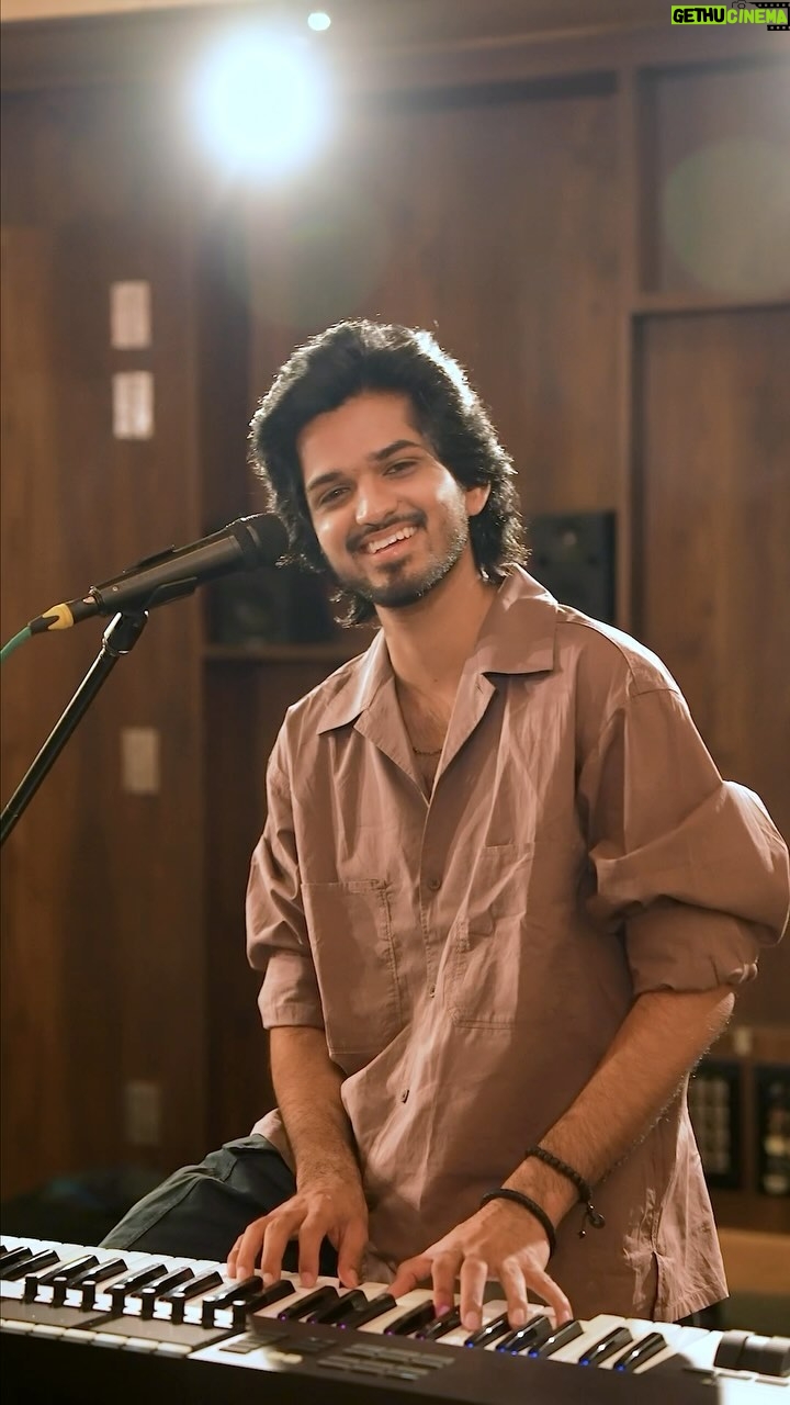 Harshavardhan Vidyasagar - 544.8K Likes - “Orey Oru Oorilae” ❤️🎵🎵
Sharing my rendition of one of my all-time favorite compositions by @vidyasagarmusicofficial ❤️🙏🏻.
This song holds a special place in my heart, evoking deep emotions every time I listen to it. Especially towards the end of the song, these lines in particular triggers something that cant be explained🥹. Musically and also lyrically @vairamuthuoffl 😭❤️.So I wanted to share this musical joy with you all along with my favourite Flautist @nikhilramtp ❤️. So Hope you guys enjoy it as much as I did! 🎶 #abhiyumnaanum
🎥 - @dhane1920
Original Song Credits
Movie - Abhiyum Naanum
Song - Ore oru Oorilae
Composer - @vidyasagarmusicofficial
Singer - @kailashkher
Lyricist - @vairamuthuoffl
@trishakrishnan @joinprakashraj #radhamohan