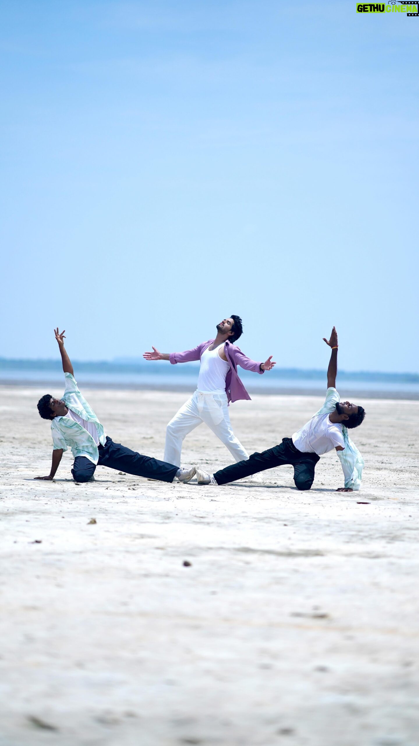 Harshavardhan Vidyasagar - 189.5K Likes - “Venpanju” ❤️🎶!!! This song is one of the breeziest dance numbers, and it’s one of my all-time favorites. Again one of those Magic spells of @vidyasagarmusicofficial ❤️. The entire album holds a special place in my heart, and I’ve always dreamed of making a dance cover for this particular track. Here is my take on it—hope you guys enjoy and feel the love in the air!😇❤️❤️❤️
Credits
Choreography - @karthick_s_ramesh_
Dancers - @pragadesh_stalin_ @n_d_chan
Dop - @dhane1920
Hairstylist - @ganesh_hair_architect
Makeup - @anitasmakeupartistry
Original song credits
Movie - Kanden kadhalai
Song - Venpanju
Composer - @vidyasagarmusicofficial
Singer - @uditnarayanmusic @karthikmusicexp
Lyricist - @yughabharathi