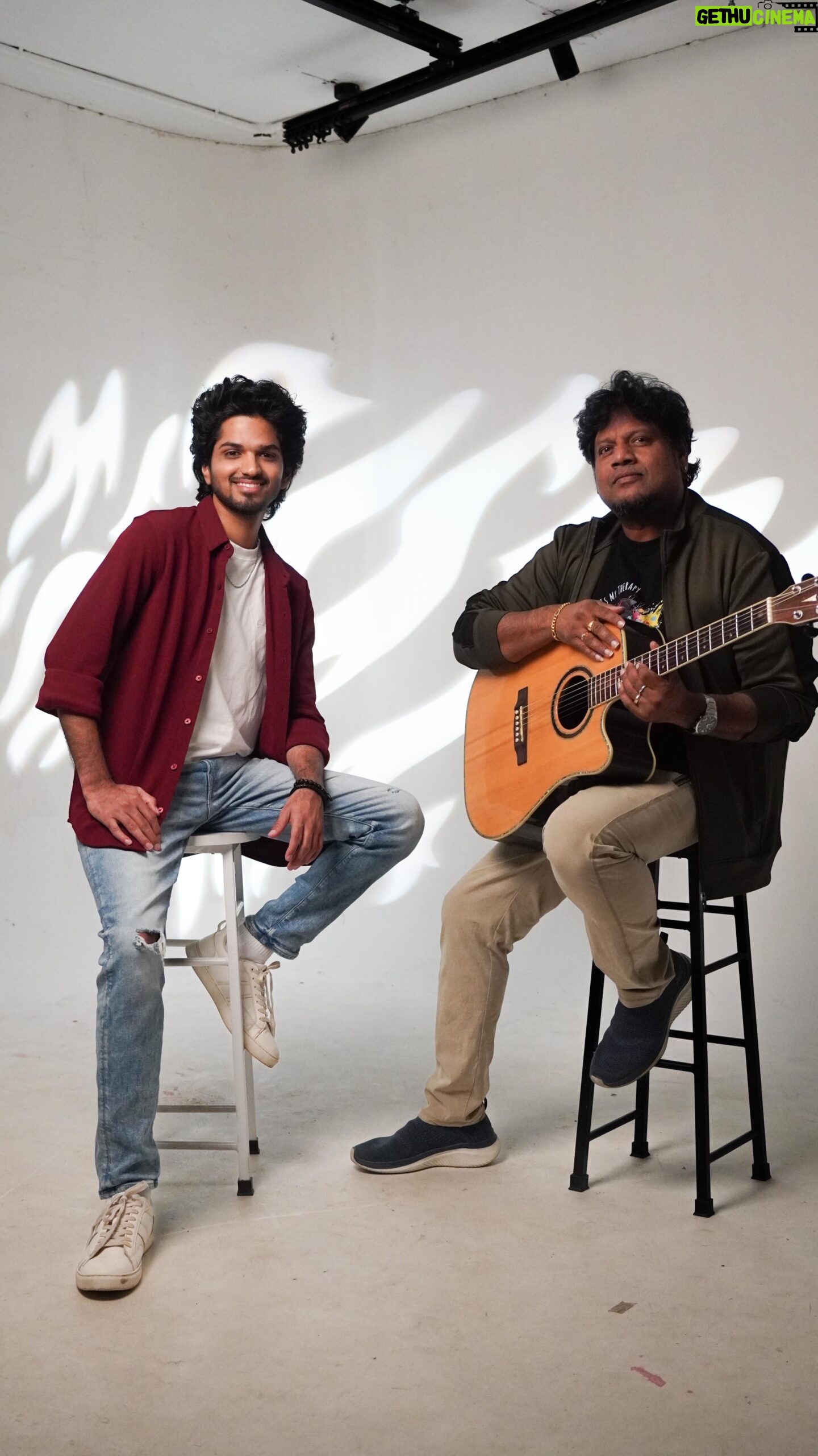 Harshavardhan Vidyasagar - 70.9K Likes - Sharing a cover that holds a special place in my heart❤️ The melody King @vidyasagarmusicofficial magic spell on it this song is so powerful that I couldn’t resist putting my own spin on it! 🎶 Hope you enjoy this song as much as I did!! 😇❤️
Credits
Sung and Programmed by @official_harshavardhan
Guitarist - @supervijayoffl
Mixed by - @ijaz.sound
Directed by - @_ajith.kumar_
D.O.P - @mah1sh
Original Credits
Movie - Alai
Composer - @vidyasagarmusicofficial
Singers - @karthikmusicexp & @kuchisrivardhani
Lyricist - @kavignarthamarai