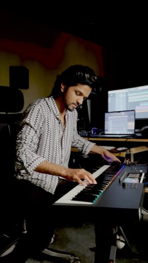 Harshavardhan Vidyasagar Instagram - This Golden interlude from the song “Un samayal araiyil” has been one of my recent addicts composed by the master @vidyasagarmusicofficial I’ve been listening to this part alone on loop since few days. So wanted to share the Joy with you all🤗❤️. 
Hope you guys enjoy listening to this Beauty❤️❤️

🎥- @_ajith.kumar_