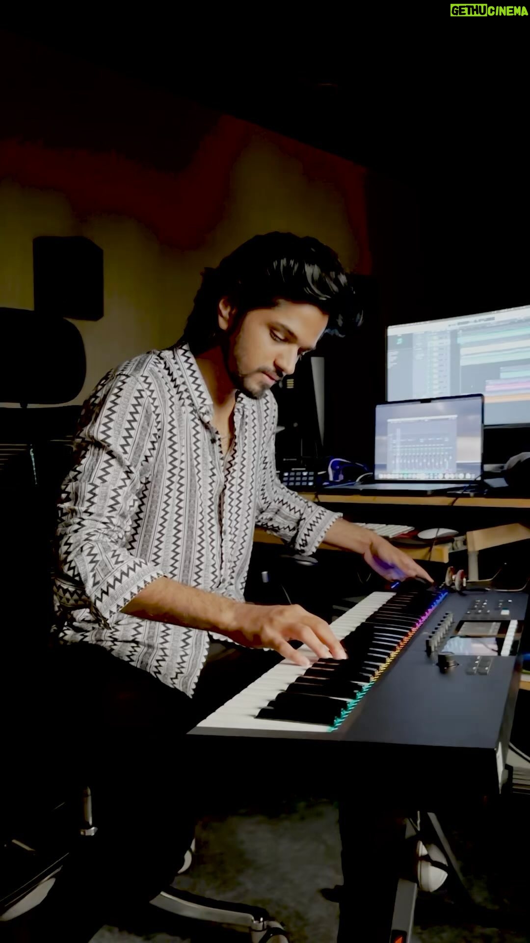 Harshavardhan Vidyasagar - 51.7K Likes - This Golden interlude from the song “Un samayal araiyil” has been one of my recent addicts composed by the master @vidyasagarmusicofficial I’ve been listening to this part alone on loop since few days. So wanted to share the Joy with you all🤗❤️.
Hope you guys enjoy listening to this Beauty❤️❤️
🎥- @_ajith.kumar_