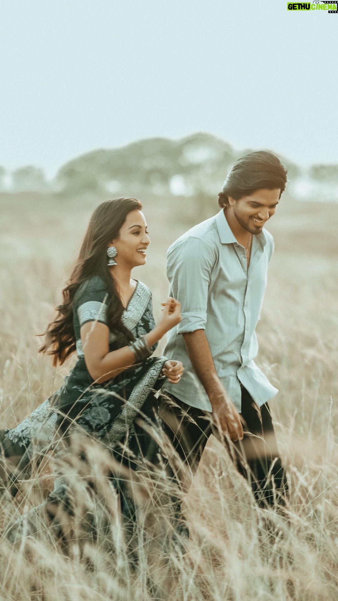 Harshavardhan Vidyasagar - 230.1K Likes - Chithirayil Enna Varum ✨ ✨
Here is our rendition of this Beautiful song Composed by the Melody King @vidyasagarmusicofficial ❤️😇
Hope you guys enjoy watching it!!!😊❤️✨✨
Video Credits :-
Concept and Direction - @_ajith.kumar_
Cinematography & Edit - @mah1sh
Song credits:-
Singers - @official_harshavardhan & @maanasi.k
Re-Arranged and Programmed - @official_harshavardhan
Mixing - @ijaz.sound
Original Song Credits:-
Music Composer - @vidyasagarmusicofficial
Singers - @karthikmusicexp & Swarnalatha
Lyrics - @yughabharathi
