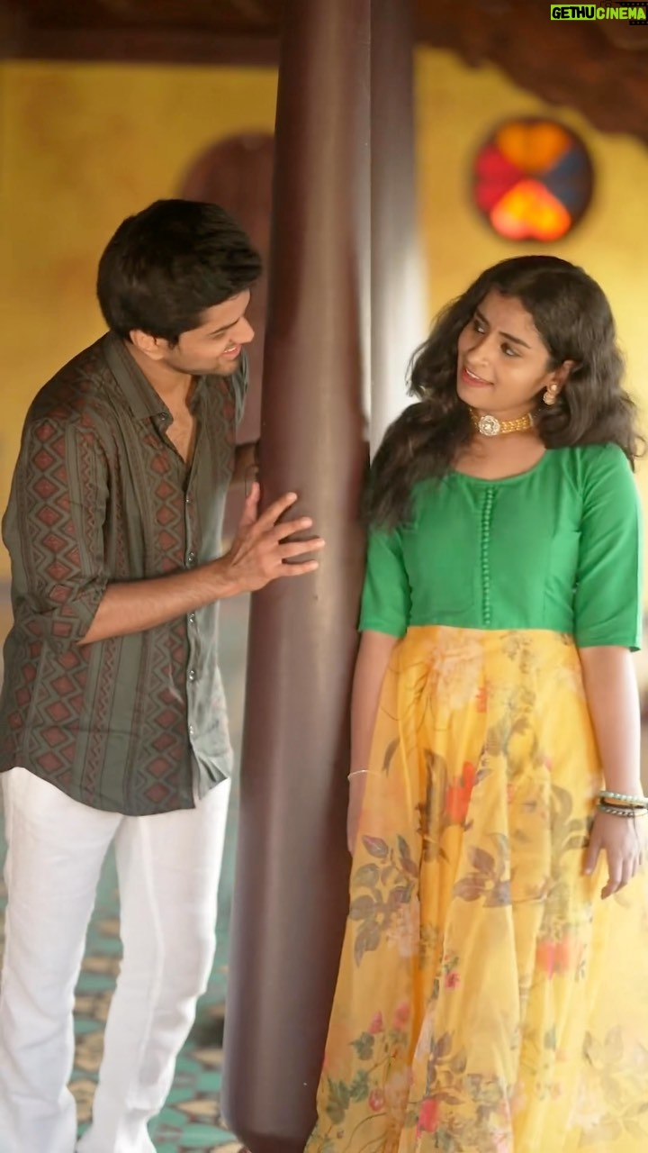 Harshavardhan Vidyasagar - 406.9K Likes - Naan Varainthu vaitha sooriyan🌞🔆 with @official_harshavardhan ❤️
Keys - @official_harshavardhan
Shot by - @mah1sh
Assisted by - @_ajith.kumar_
Original song credits
Song - Naan varainthu Vaitha
Movie - Jayam Kondan
Composer - @vidyasagarmusicofficial
Singers - @singerhariharana & @madhushreemusic
Lyrics - @yughabharathi