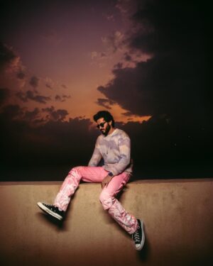 Harshvardhan Kapoor Instagram - It was so much fun collaborating with @simonegandhi she killed it with these photos 

Styled by me
Wearing @amiri 
Shoes @converse.india 

#harshvardhankapoor 
#explorepage