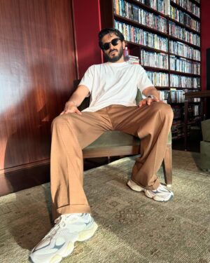 Harshvardhan Kapoor Instagram - A pleasure to have been at the New Balance store launch! New Balance now open in Mumbai, at Linking Road :) 

@newbalance 

#NewBalance #NewBalanceIndia #NewBalanceMumbai #WeGotNow