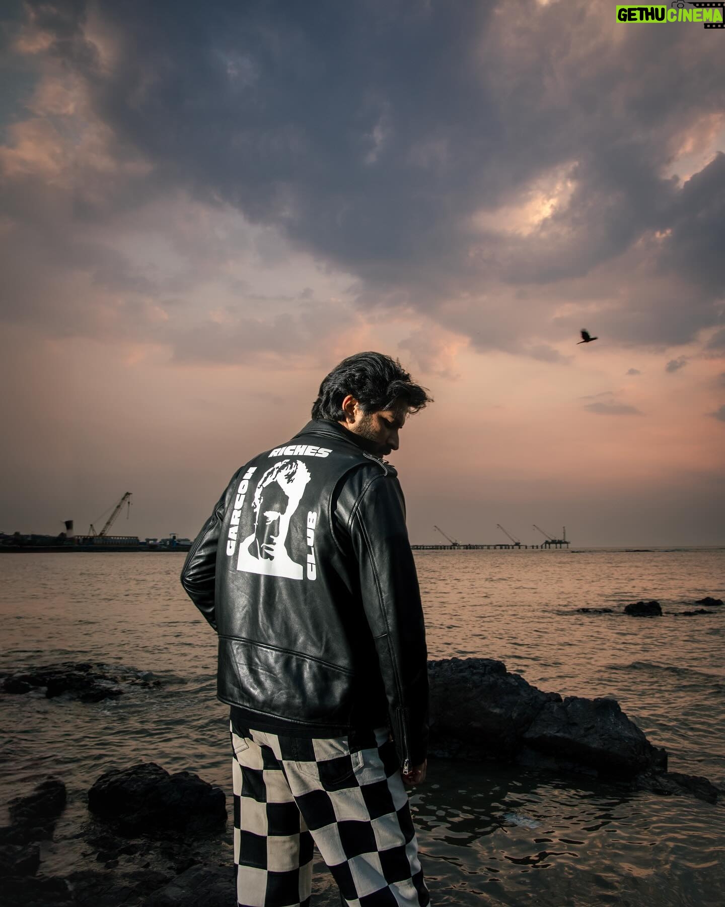 Harshvardhan Kapoor - 3 Likes - Wearing an incredibly high quality leather jacket with great details from @richesgarconsclub @vih4n
📷 @simonegandhi
RICHÉS GARÇONS CLUB ®️ Underground Vol 1.
www.richesgarconsclub.com