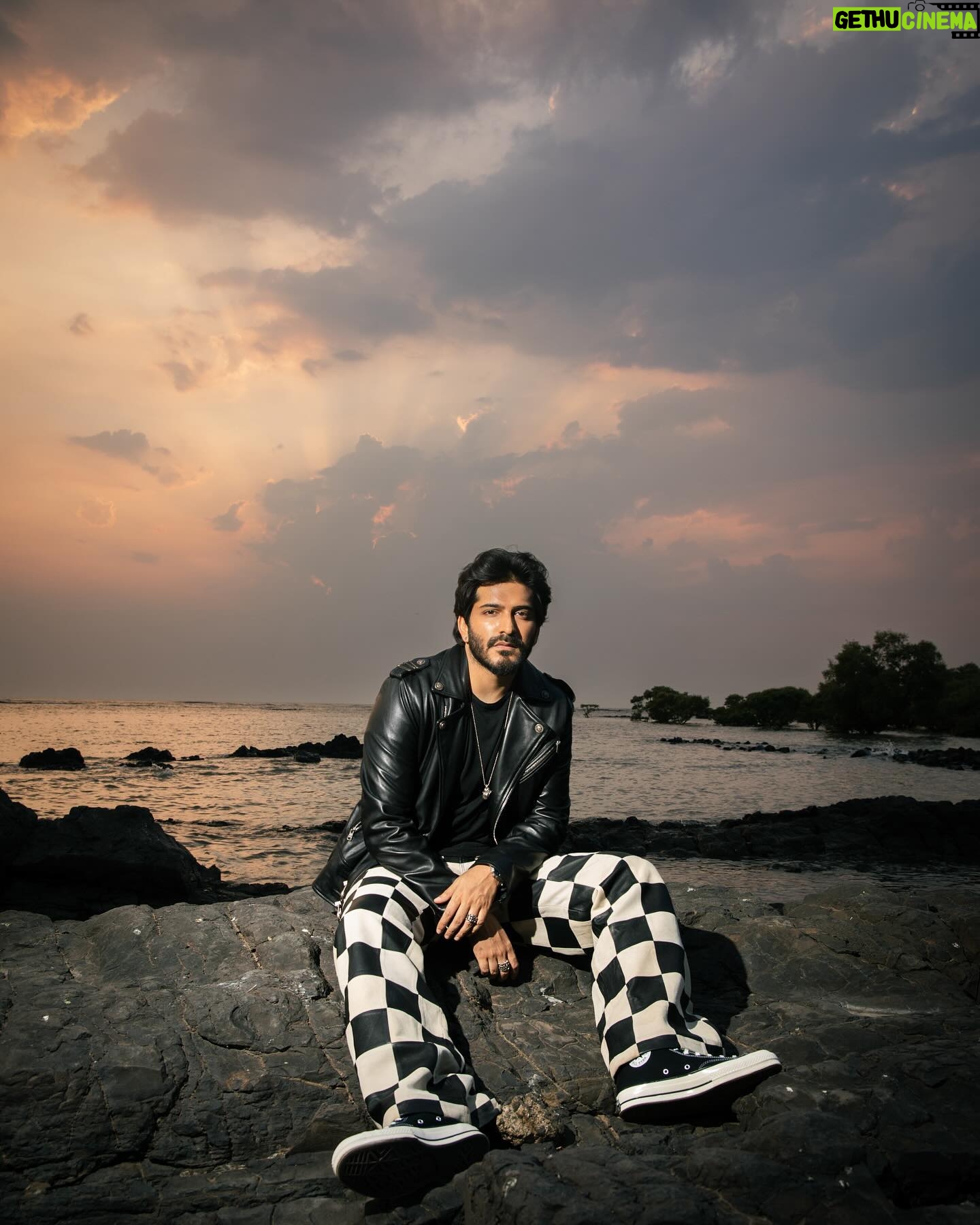 Harshvardhan Kapoor - 3 Likes - Wearing an incredibly high quality leather jacket with great details from @richesgarconsclub @vih4n
📷 @simonegandhi
RICHÉS GARÇONS CLUB ®️ Underground Vol 1.
www.richesgarconsclub.com