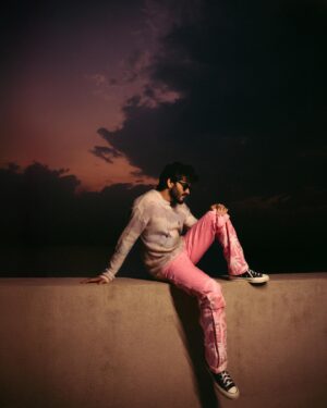 Harshvardhan Kapoor Instagram - It was so much fun collaborating with @simonegandhi she killed it with these photos 

Styled by me
Wearing @amiri 
Shoes @converse.india 

#harshvardhankapoor 
#explorepage