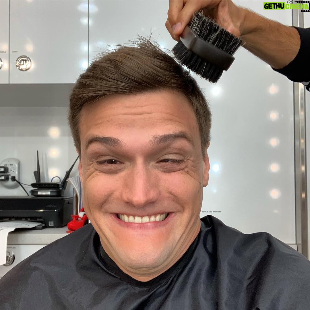 Hartley Sawyer - 45.3K Likes - Face froze mid sneeze again. #theflash