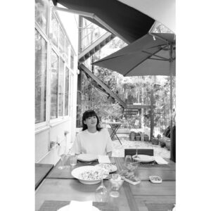 Haruka Ayase Instagram - リスボン、テラスでご飯を頂いて〜。
本当に楽しかったな🤣
早く旅行に行きたいな〜なんて思いつつ。

#ハルカノイセカイ
#ハルカノイセカイ03
#ハルカノイセカイ リスボン
#綾瀬はるか
#新津保建秀
#世界を食べ歩き
#LUMIXS1R 
#LUMIXS
