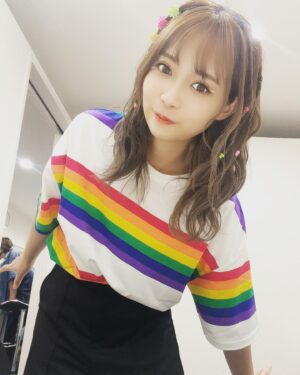 Haruka Yamazaki Instagram - 虹色コーデ🌈
Machicoのあそんでつくろのゲストだったので虹色テーマでTシャツ買いました🌈✌️
・
ハッピーな髪の毛にしてもらったよ〜🌈
 #ヘアアレンジ  #ハッピーヘアアレンジ  #あそつく