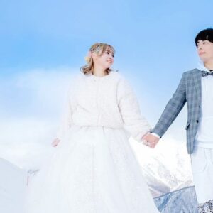 Haruka Yamazaki Instagram - Instagramのみんなも聞いて………

SHiNさんと結婚したよ～～～～！！！💍(旦那さまが型から製作中)💐

結婚メイキングと
みんなにお手紙↓↓↓(人 •͈ᴗ•͈)💌  ̖́-
https://youtu.be/u3mXn6WZXGU

📸  #asada_n
💄  #菅原利沙 
👸🏻 #あやと 
ご協力  #苗場スキー場