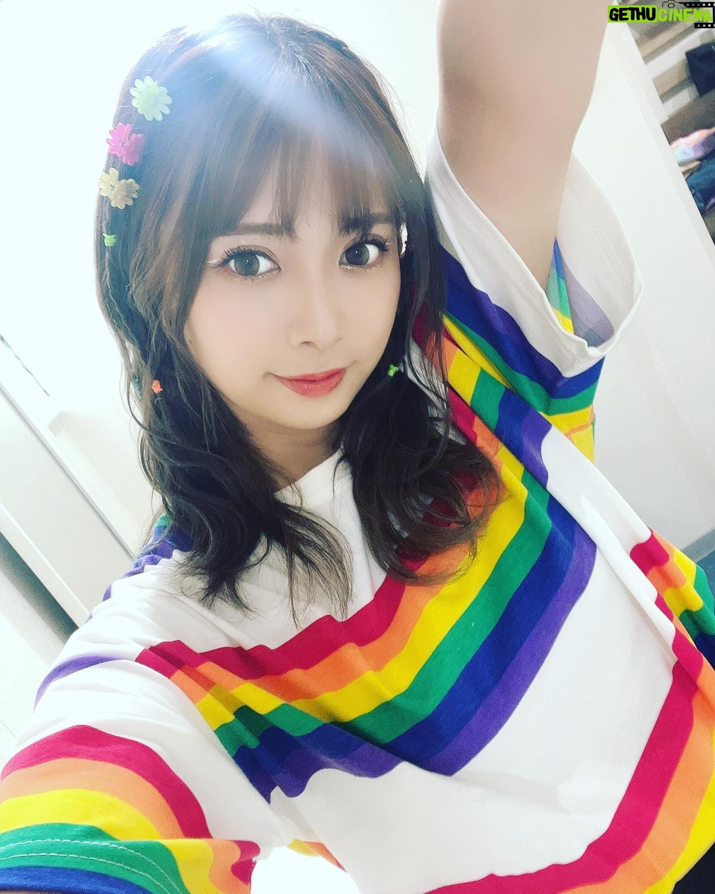Haruka Yamazaki - 1.2K Likes - 虹色コーデ🌈
Machicoのあそんでつくろのゲストだったので虹色テーマでTシャツ買いました🌈✌️
・
ハッピーな髪の毛にしてもらったよ〜🌈
#ヘアアレンジ #ハッピーヘアアレンジ #あそつく