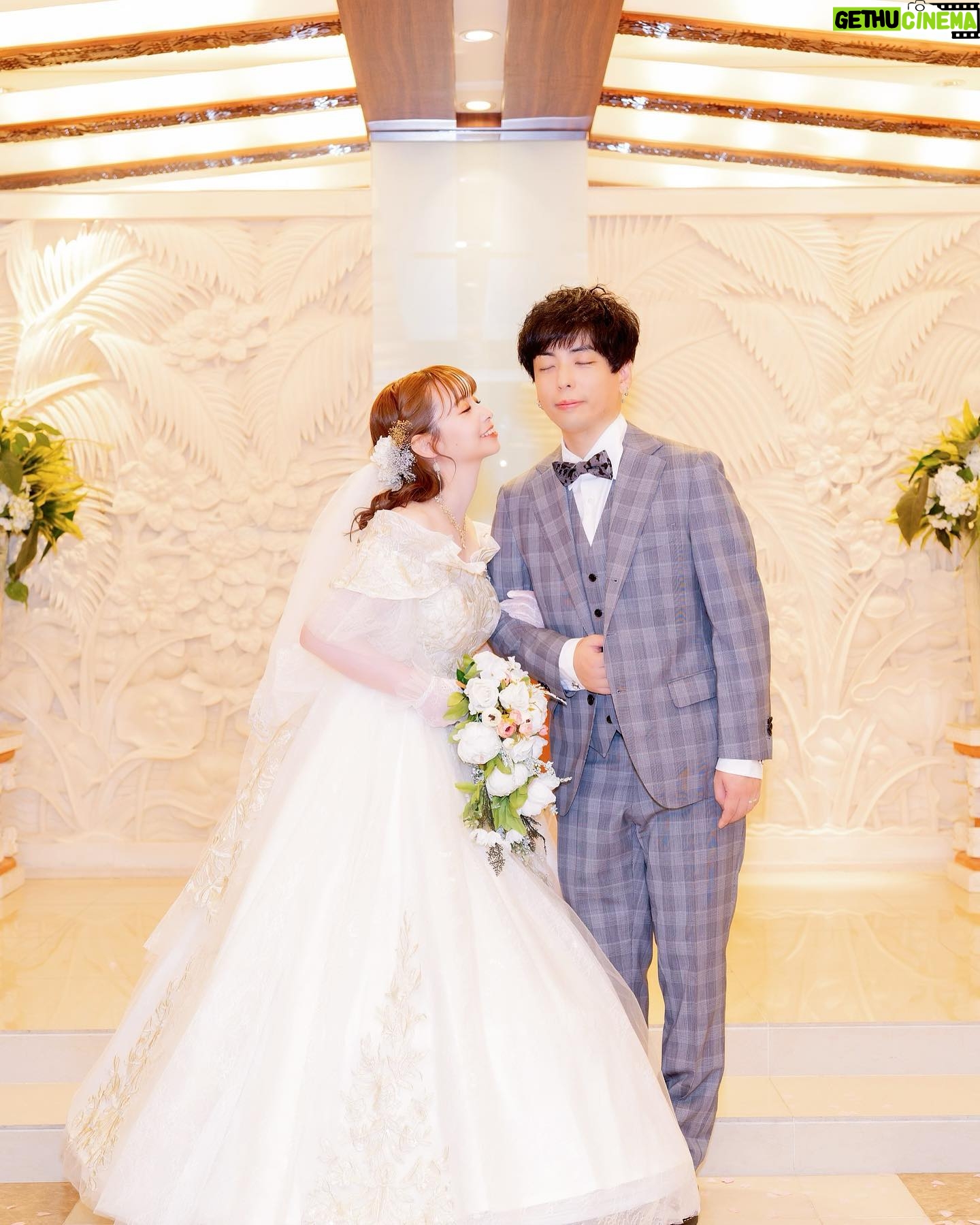 Haruka Yamazaki - 3.4K Likes - 👰結婚式あげました🤵🤍🕊
*
妹の着物はお母さんの形見で
🥁🎤特注ケーキ
凪庵先生のウェルカムボード♡
ミリオン38人+ライブゲームアニメ各所スタッフ総勢147名からのサプライズムービー🎁
豪華な余興🎤(また写真のせるね✨️)
ミッキーミニー風衣装♥️🖤💛
*
沢山の人に囲まれた幸せな日になりました🤍
**
#結婚式
#ミニードレス
#ディズニーウエディング (風)
#披露宴
#結婚式コーデ