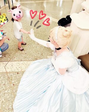 Haruka Yamazaki Instagram - Cinderella💙シンデレラ
.
OFF shot📸
.
お子さんたちの「シンデレラー！」癒された…
王子手作りのカチューシャかわいい♡
ミッキーに王族っぽいご挨拶してもらえた♡
「王子より好き」って言ってみたら
「いやー王子様ごめんなー？」
って感じ出してて面白くて可愛くて楽しかった笑
 #シンデレラ仮装  #ディズニー仮装2023 
 #Dハロ仮装  #dハロ仮装