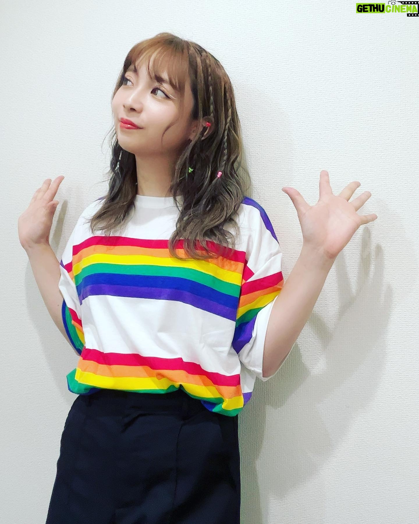 Haruka Yamazaki - 1.2K Likes - 虹色コーデ🌈
Machicoのあそんでつくろのゲストだったので虹色テーマでTシャツ買いました🌈✌️
・
ハッピーな髪の毛にしてもらったよ〜🌈
#ヘアアレンジ #ハッピーヘアアレンジ #あそつく