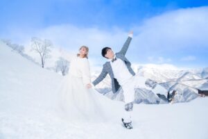 Haruka Yamazaki Instagram - Instagramのみんなも聞いて………

SHiNさんと結婚したよ～～～～！！！💍(旦那さまが型から製作中)💐

結婚メイキングと
みんなにお手紙↓↓↓(人 •͈ᴗ•͈)💌  ̖́-
https://youtu.be/u3mXn6WZXGU

📸  #asada_n
💄  #菅原利沙 
👸🏻 #あやと 
ご協力  #苗場スキー場