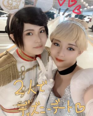 Haruka Yamazaki Instagram - Cinderella💙シンデレラ
.
OFF shot📸
.
お子さんたちの「シンデレラー！」癒された…
王子手作りのカチューシャかわいい♡
ミッキーに王族っぽいご挨拶してもらえた♡
「王子より好き」って言ってみたら
「いやー王子様ごめんなー？」
って感じ出してて面白くて可愛くて楽しかった笑
 #シンデレラ仮装  #ディズニー仮装2023 
 #Dハロ仮装  #dハロ仮装