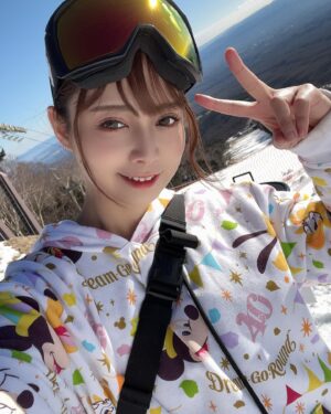 Haruka Yamazaki Instagram - 冬休み突入❄☃⛷⛷⛷❄
今年、2度も東京ドームに立つとか、
異次元なコラボに参加するとか
ミリオンライブ10周年＆アニメ放送
ミリオンライブ10周年TOUR
くるくる〜𖦹 ̫𖦹
もう……
本当にとても節目でした。
来年も、沢山頑張ります(ง •̀_•́)ง