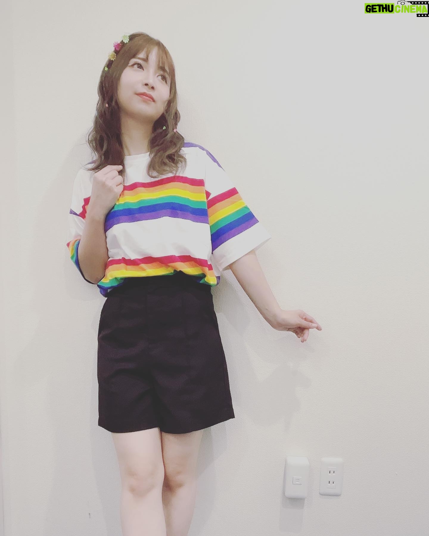 Haruka Yamazaki - 1.2K Likes - 虹色コーデ🌈
Machicoのあそんでつくろのゲストだったので虹色テーマでTシャツ買いました🌈✌️
・
ハッピーな髪の毛にしてもらったよ〜🌈
#ヘアアレンジ #ハッピーヘアアレンジ #あそつく