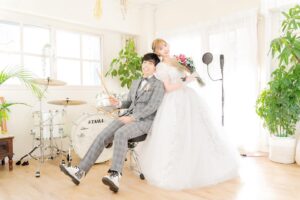 Haruka Yamazaki Instagram - Instagramのみんなも聞いて………

SHiNさんと結婚したよ～～～～！！！💍(旦那さまが型から製作中)💐

結婚メイキングと
みんなにお手紙↓↓↓(人 •͈ᴗ•͈)💌  ̖́-
https://youtu.be/u3mXn6WZXGU

📸  #asada_n
💄  #菅原利沙 
👸🏻 #あやと 
ご協力  #苗場スキー場