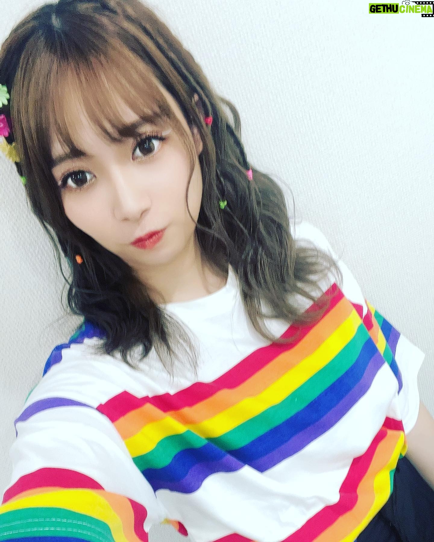 Haruka Yamazaki - 1.2K Likes - 虹色コーデ🌈
Machicoのあそんでつくろのゲストだったので虹色テーマでTシャツ買いました🌈✌️
・
ハッピーな髪の毛にしてもらったよ〜🌈
#ヘアアレンジ #ハッピーヘアアレンジ #あそつく
