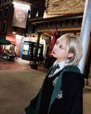 Haruka Yamazaki Instagram - すべりこみハロウィンナイトUSJ🌎
BIOHAZARDクリア( *˙ω˙*)و ｸﾞｯ!
ゲンガーかわいい💜
素敵なフォトはたかみなが撮ってくれた📸
・
 #biohazardre2  #harrypotter 
 #スリザリン  #slytherin 
 #usjコーデ
