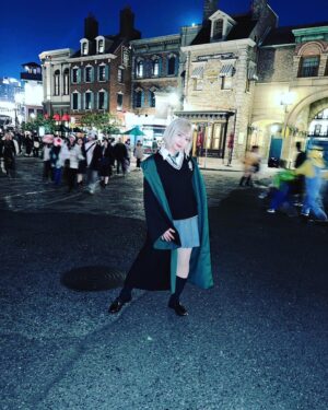 Haruka Yamazaki Instagram - すべりこみハロウィンナイトUSJ🌎
BIOHAZARDクリア( *˙ω˙*)و ｸﾞｯ!
ゲンガーかわいい💜
素敵なフォトはたかみなが撮ってくれた📸
・
 #biohazardre2  #harrypotter 
 #スリザリン  #slytherin 
 #usjコーデ