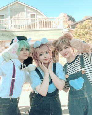 Haruka Yamazaki Instagram - 同行者との写真〜♡♡
.
🤎♥️💚 ダッフィー＆シェリーメイ ＆ジェラトーニ
.
🤎渡部優衣ちゃん @watanabeyui_Ton 
💚コス友Kちゃん
.
#ディズニー仮装2023  #Dハロ仮装2023 
.
.
絶対ゆいとん仮装似合うと思ったの。
楽しかったみたいで良かった♡