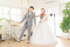 Haruka Yamazaki Instagram - Instagramのみんなも聞いて………

SHiNさんと結婚したよ～～～～！！！💍(旦那さまが型から製作中)💐

結婚メイキングと
みんなにお手紙↓↓↓(人 •͈ᴗ•͈)💌  ̖́-
https://youtu.be/u3mXn6WZXGU

📸  #asada_n
💄  #菅原利沙 
👸🏻 #あやと 
ご協力  #苗場スキー場