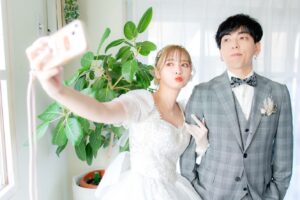 Haruka Yamazaki Instagram - Instagramのみんなも聞いて………

SHiNさんと結婚したよ～～～～！！！💍(旦那さまが型から製作中)💐

結婚メイキングと
みんなにお手紙↓↓↓(人 •͈ᴗ•͈)💌  ̖́-
https://youtu.be/u3mXn6WZXGU

📸  #asada_n
💄  #菅原利沙 
👸🏻 #あやと 
ご協力  #苗場スキー場