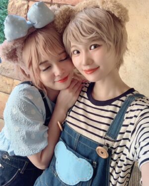 Haruka Yamazaki Instagram - 同行者との写真〜♡♡
.
🤎♥️💚 ダッフィー＆シェリーメイ ＆ジェラトーニ
.
🤎渡部優衣ちゃん @watanabeyui_Ton 
💚コス友Kちゃん
.
#ディズニー仮装2023  #Dハロ仮装2023 
.
.
絶対ゆいとん仮装似合うと思ったの。
楽しかったみたいで良かった♡
