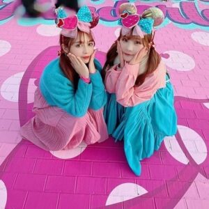Haruka Yamazaki Instagram - 髙橋ミナミちゃと  #ディズニーパルパルーザ 
行ってきたよ🎀数時間だけど充実してた🎀
耳の飾りはミニーとお揃いで手作りだよ●🎀●
そしたらミッキーに褒めてもらってファンサ貰ったよ♡
最高！！！！
ホーンテッドマンションの謎解きもしたよ(๑•̀ㅂ•́)و✧
相談無しでみなみとお揃いシンメコーデだったよ(*´艸`)ﾌﾌﾌｯ♡
みなみ大好き！！！！！ホントディズニーいくと幸せな気持ちになる！

＊
＊
 #パルパルコーデ  #ミニー  #ディズニーコーデ 
 #ミニーのファンダーランド  #jk写真撮るの上手すぎ 
  #シンメコーデ