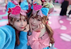 Haruka Yamazaki Instagram - 髙橋ミナミちゃと  #ディズニーパルパルーザ 
行ってきたよ🎀数時間だけど充実してた🎀
耳の飾りはミニーとお揃いで手作りだよ●🎀●
そしたらミッキーに褒めてもらってファンサ貰ったよ♡
最高！！！！
ホーンテッドマンションの謎解きもしたよ(๑•̀ㅂ•́)و✧
相談無しでみなみとお揃いシンメコーデだったよ(*´艸`)ﾌﾌﾌｯ♡
みなみ大好き！！！！！ホントディズニーいくと幸せな気持ちになる！

＊
＊
 #パルパルコーデ  #ミニー  #ディズニーコーデ 
 #ミニーのファンダーランド  #jk写真撮るの上手すぎ 
  #シンメコーデ