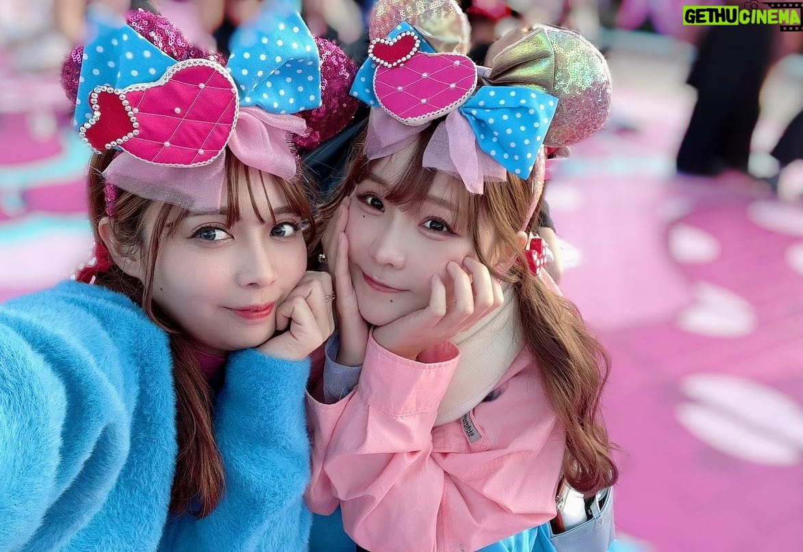 Haruka Yamazaki - 1.5K Likes - 髙橋ミナミちゃと #ディズニーパルパルーザ
行ってきたよ🎀数時間だけど充実してた🎀
耳の飾りはミニーとお揃いで手作りだよ●🎀●
そしたらミッキーに褒めてもらってファンサ貰ったよ♡
最高!!!!
ホーンテッドマンションの謎解きもしたよ(๑•̀ㅂ•́)و✧
相談無しでみなみとお揃いシンメコーデだったよ(*´艸`)フフフッ♡
みなみ大好き!!!!!ホントディズニーいくと幸せな気持ちになる!
*
*
#パルパルコーデ #ミニー #ディズニーコーデ
#ミニーのファンダーランド #jk写真撮るの上手すぎ
#シンメコーデ