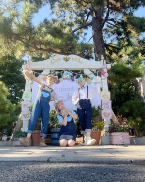 Haruka Yamazaki Instagram - 同行者との写真〜♡♡
.
🤎♥️💚 ダッフィー＆シェリーメイ ＆ジェラトーニ
.
🤎渡部優衣ちゃん @watanabeyui_Ton 
💚コス友Kちゃん
.
#ディズニー仮装2023  #Dハロ仮装2023 
.
.
絶対ゆいとん仮装似合うと思ったの。
楽しかったみたいで良かった♡