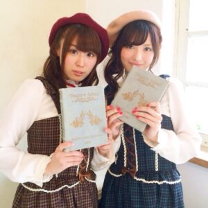 Haruka Yoshimura Instagram - まさかWONDERFUL M@GIC!! が令和に上映されると思わなかった！！
⁡しかも1stと2ndの Blu-rayが発売されるなんて
！！！
⁡
仲間内で連絡を取り合いながらなつかしんでいると、懐かしの写真が出てきたので画像があらいけどのせちゃう🥰
⁡
⁡
●1枚目は2ndのパンフ撮影

この時のパッションのテーマがヘンゼルとグレーテルだったのでのぞみとこんな格好をしております◡̈❁
⁡
⁡
●2枚目は2013年のおねしん発売イベント

先輩の山本さんが私の為にMとRのネックレスとシュシュを下さってすごく嬉しかった！
先輩に物を頂いたので何か返さなきゃ！と思ってピンクとイエローのニコちゃんの髪飾りをお返ししたの◡̈✩✮
⁡
そしたら5年後のSS3Aのイベントの練習の時に希望がつけてくれていて、もしかしてその髪飾り！！って言ったら
「これなんか家にあったやつ〜」って言ってて　
後日ネックレスを見せても「全然覚えてない〜」って言われたの🤣

優しかった山本先輩もいいけど
今の素の希望がいいよね。

⁡

●3枚目はそんな希望のスーパー可愛い写真！！
⁡
今もとっても可愛いけど
可愛いっていいたくなくなるのはなぜ？🤗 #のじょかわ
⁡
⁡
⁡
●4枚目はふーりんとアニメのキービジュアルを見に行った時の写真
⁡
めちゃくちゃ可愛い！！
出会った当初から大人っぽいと思ってたんだけどワンダフルマジックをみるとすごく少女で可愛いくてビックリした！！
年を重ねる事にふーりんの事どんどんわかって、どんどん仲良くなれて嬉しい

⁡
●5枚目は綾と美嘉の発売記念に横浜までパネルと写真を撮りに行った時の物です
⁡
この頃、綾はシンデレラに入る前だったんだけど私が美嘉の役に決まったので写真撮りに行こうって誘ってくれたの｡ﾟ(ﾟ´ω`ﾟ)ﾟ｡
いつの時代も変わらない綾の優しさにいつも救われています。
⁡
⁡
#山本希望
#福原綾香
#洲崎綾