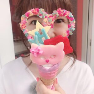 Haruka Yoshimura Instagram - DVDも発売しましたので﻿
﻿
インスタ映え写真を🤳﻿
ぜひ遊びに行ってみて下さい*ˊᵕˋ)੭

イベントの事はまたブログで♫
﻿
﻿
#牧野由依　ちゃん﻿
#東京ジャーミイ﻿
#kawaiimonstercafe﻿
#eddysicecream
#かわゆい