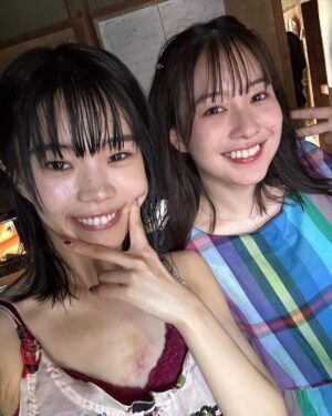 Haruna Muranaka Instagram - 本日21:00〜『夏至物語』【完全版】がYouTubeにて生配信です！！
アーカイブは22日まで見られるのでぜひ！！！！！！
アイナちゃんと撮影合間に📸♡

#夏至物語 #生配信 #岩井俊二