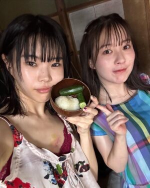 Haruna Muranaka Instagram - 本日21:00〜『夏至物語』【完全版】がYouTubeにて生配信です！！
アーカイブは22日まで見られるのでぜひ！！！！！！
アイナちゃんと撮影合間に📸♡

#夏至物語 #生配信 #岩井俊二