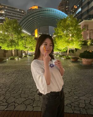 Haruna Muranaka Instagram - ほぼすっぴんダル着でアイスたまらんですわ🦥

#blueseal #三連休