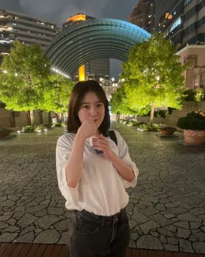 Haruna Muranaka Instagram - ほぼすっぴんダル着でアイスたまらんですわ🦥

#blueseal #三連休