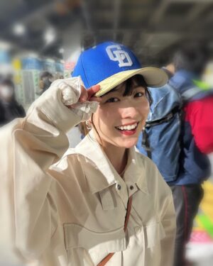 Haruna Muranaka Instagram - プロ野球の開幕戦観に行ってから応援歌が頭から離れない笑

🎵いいぞ〜頑張れ〜ドラゴンズ〜
 燃えよドラゴンズ〜🐲

大人になってからの方が野球観戦どんどん好きになってる⚾️

#中日ドラゴンズ #中日 #ドラゴンズ 
#神宮球場 #プロ野球 #開幕戦 #野球観戦
